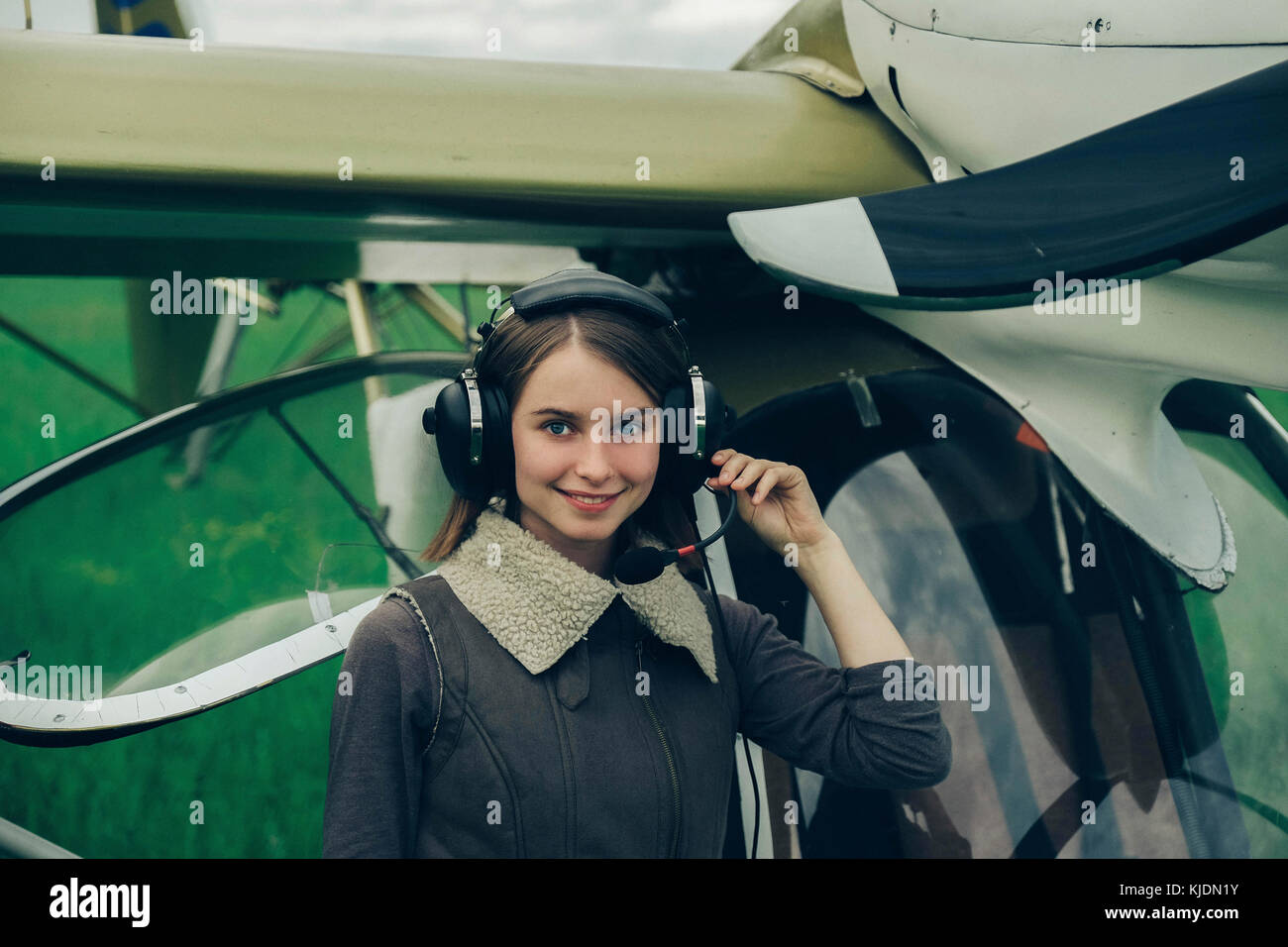 Kaukasische Frau Headset in der Nähe von Flugzeug Stockfoto