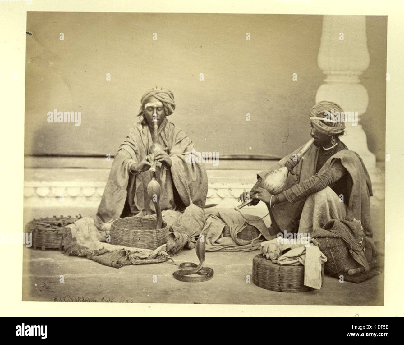 Ein Albumendruckfoto, aufgenommen von Shepherd & Robertson, zeigt eine historische Szene mit reichen Details, die typisch für Fototechniken des 19. Jahrhunderts sind. Stockfoto