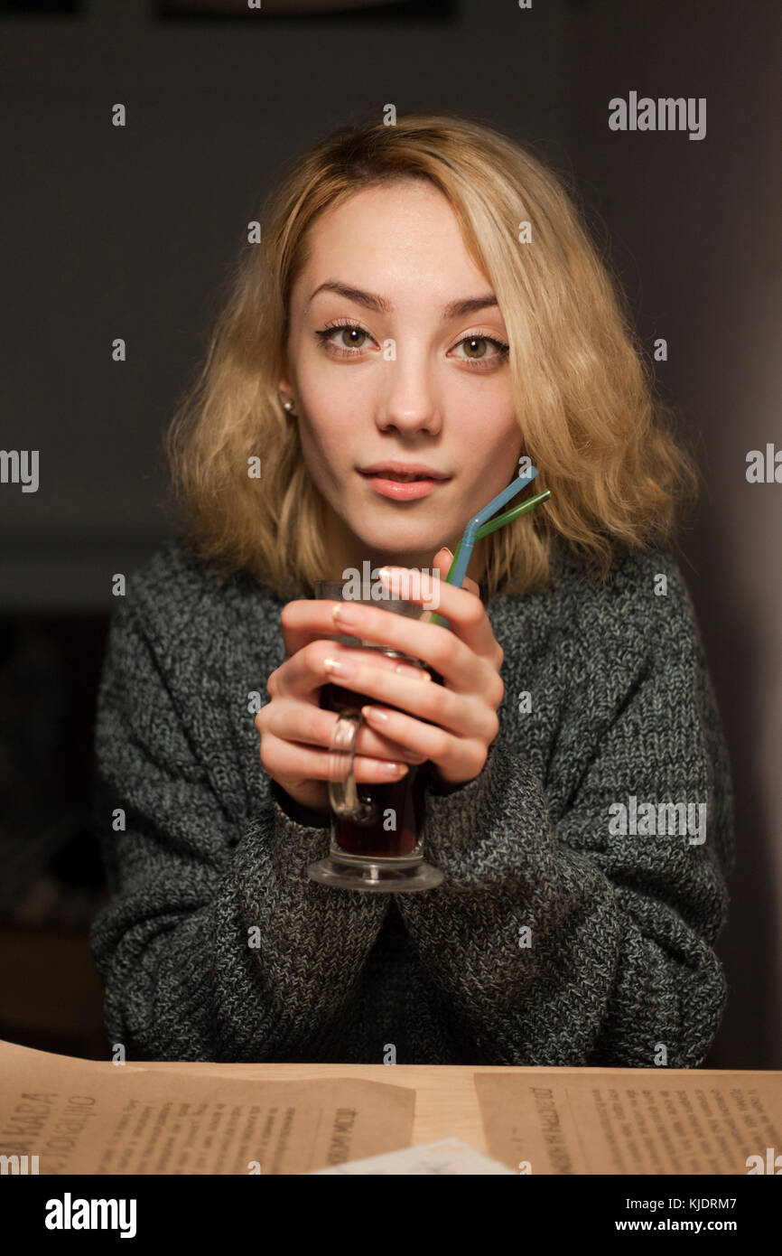 Lächelnd kaukasische Frau wärmende Hände halten Kaffee Stockfoto