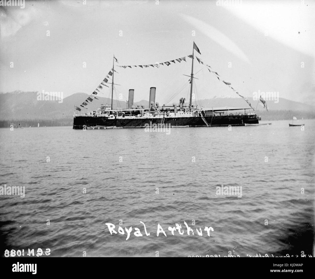 Die HMS Royal Arthur war ein Schiff der Royal Navy, das in Burrard Inlet stationiert war. Es diente als Symbol der britischen Marine in kanadischen Gewässern während des frühen 20. Jahrhunderts. Stockfoto