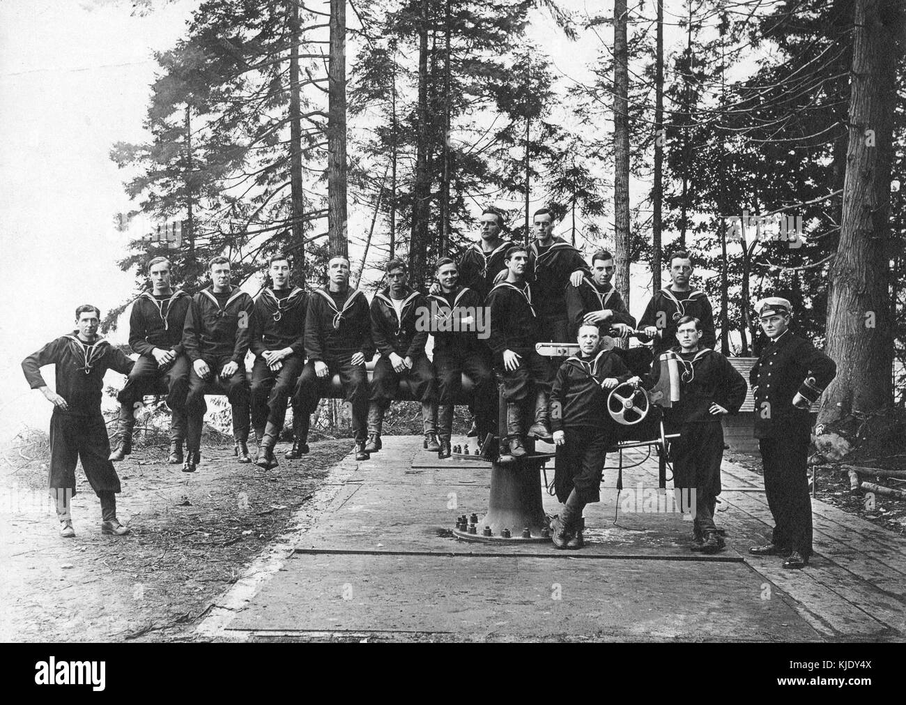 QF4-Gewehren und Crew im Stanley Park WWI Stockfoto