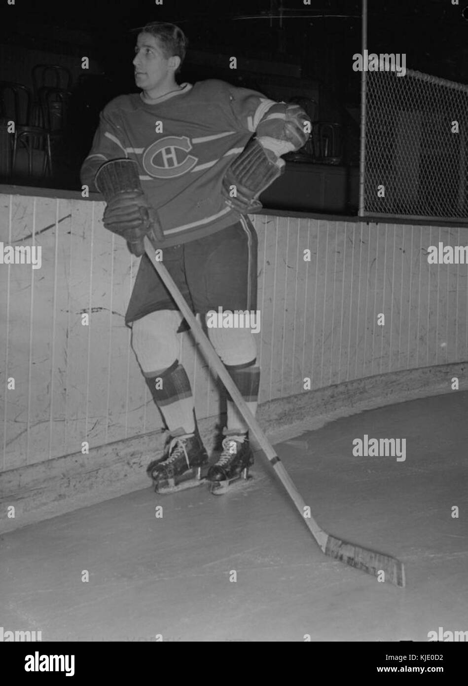 Das Bild zeigt einen Moment im Hockey, in dem das Team der Montreal Canadiens in Aktion gehalten wird. Er unterstreicht die sportliche und wettbewerbsorientierte Natur des Sports. Stockfoto