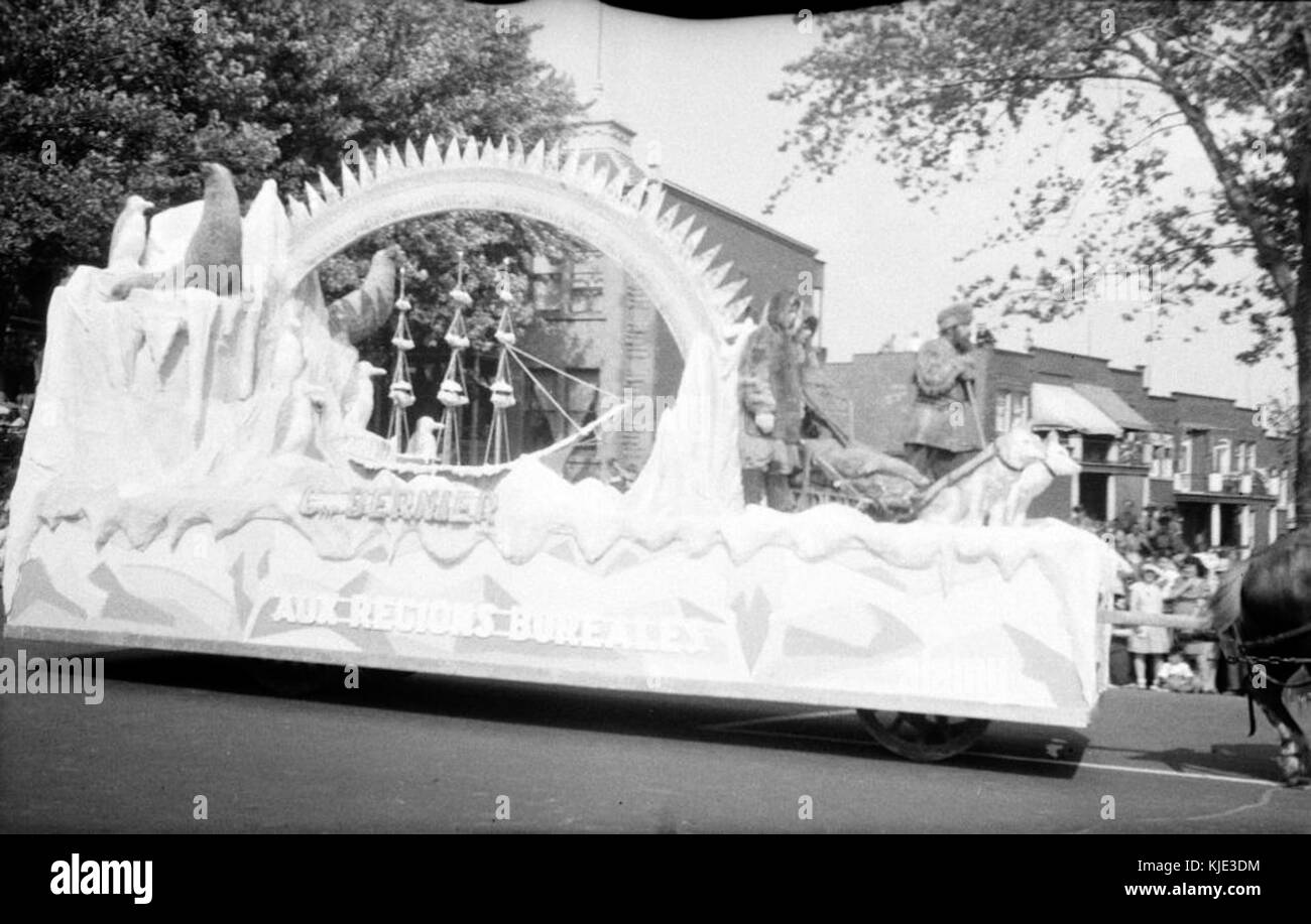 Dieses Bild zeigt eine Parade zur Feier von St. Jean Baptiste, einem bedeutenden kulturellen Ereignis in Quebec, Kanada. Die Feier ehrt den schutzheiligen der französischen Kanadier und ist ein wichtiger Teil des kulturellen Erbes von Quebec. Stockfoto