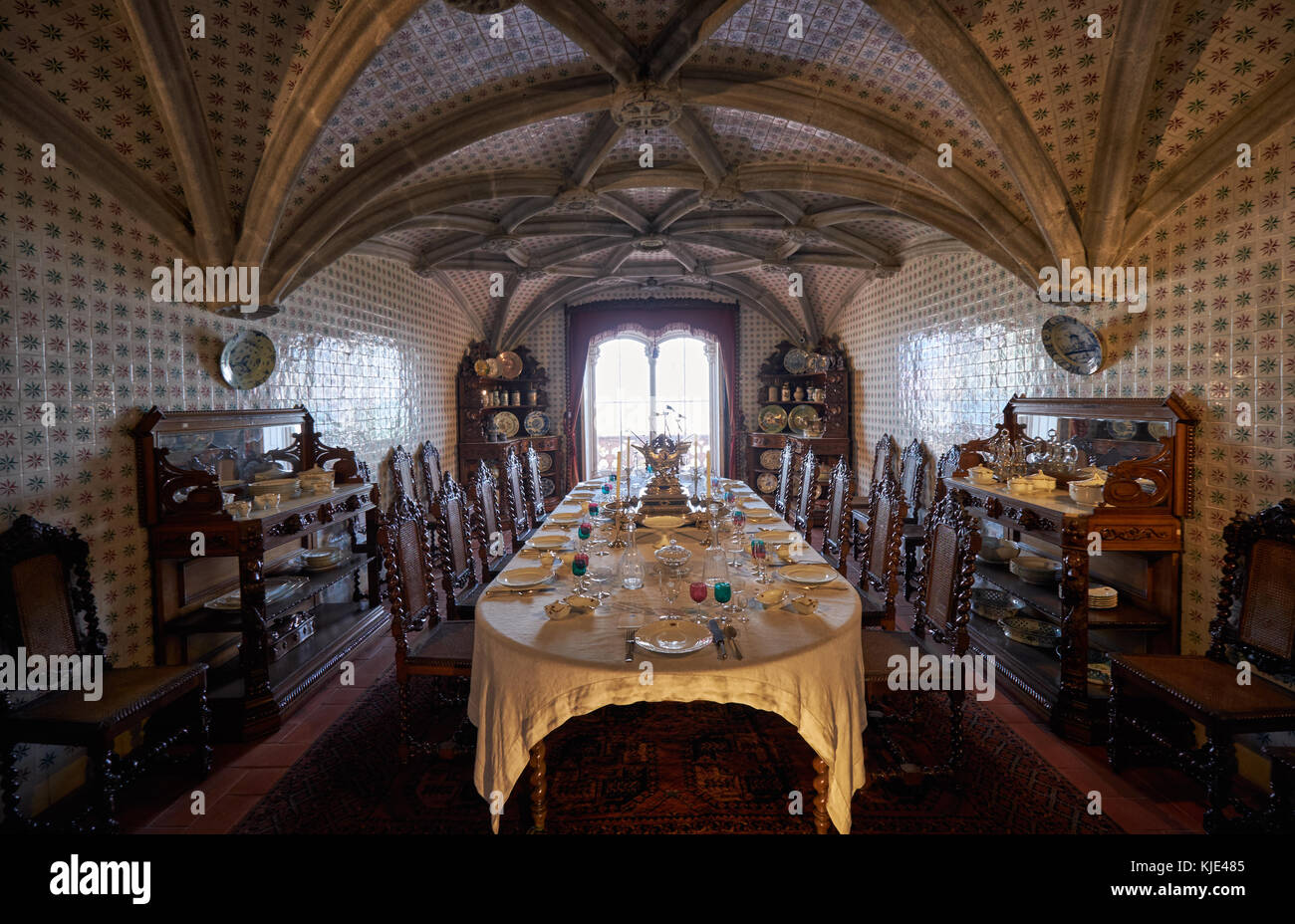 Sintra, Portugal - 03 Juli, 2016: Der Innenraum des Palácio da Pena. der königlichen Speisesaal mit der Tabelle für die Ankunft der Gäste serviert. Pena Palast. si Stockfoto