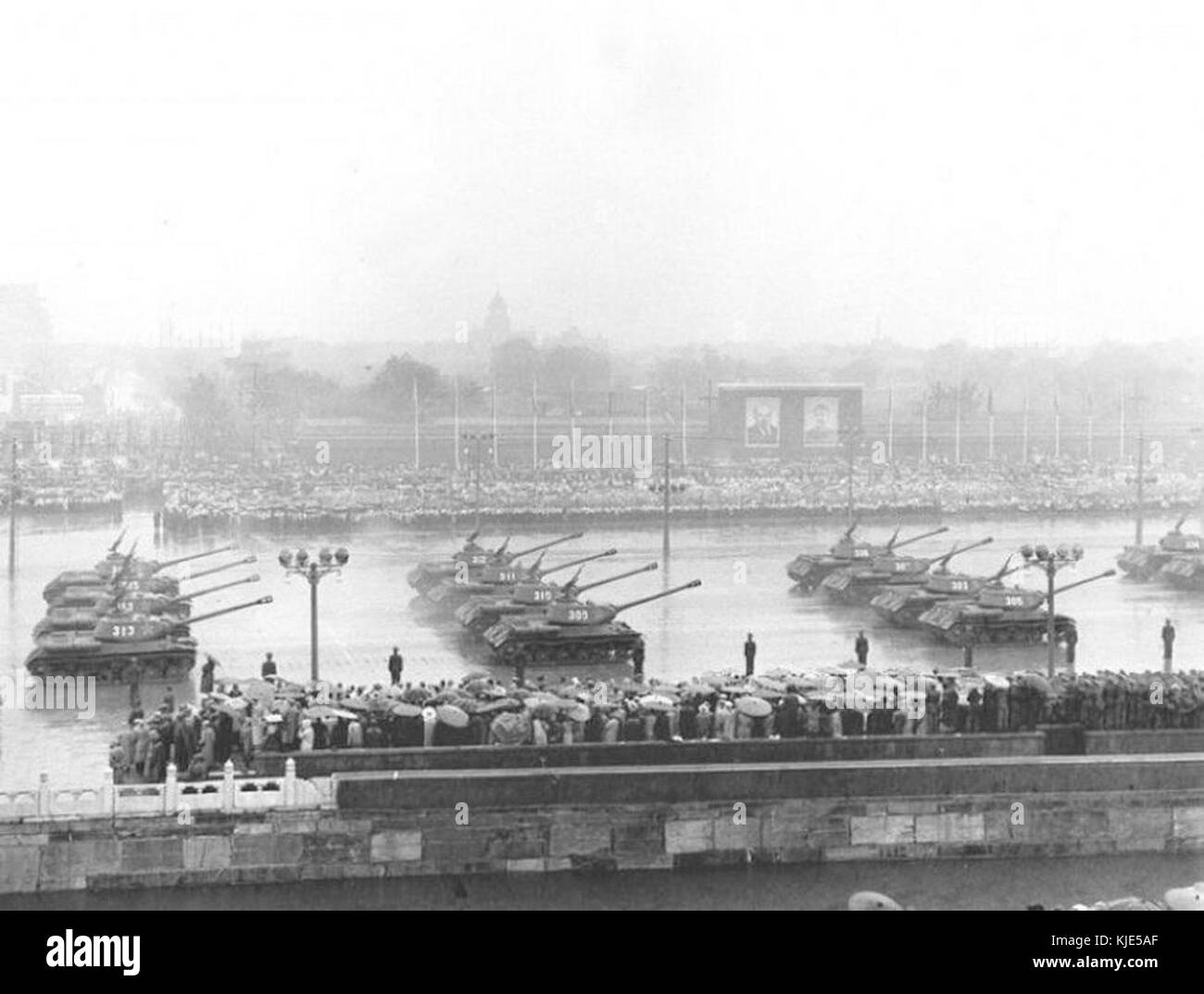 Der IS-2 war ein sowjetischer schwerer Panzer, der während des Zweiten Weltkriegs eingesetzt wurde. Sein Einsatz in der Volksrepublik China (VR China) markiert seinen Einsatz in verschiedenen Nachkriegskonflikten. Bekannt für seine mächtige Bewaffnung und Rüstung, war der IS-2 ein Schlüsselgut in der gepanzerten Kriegsführung. Stockfoto