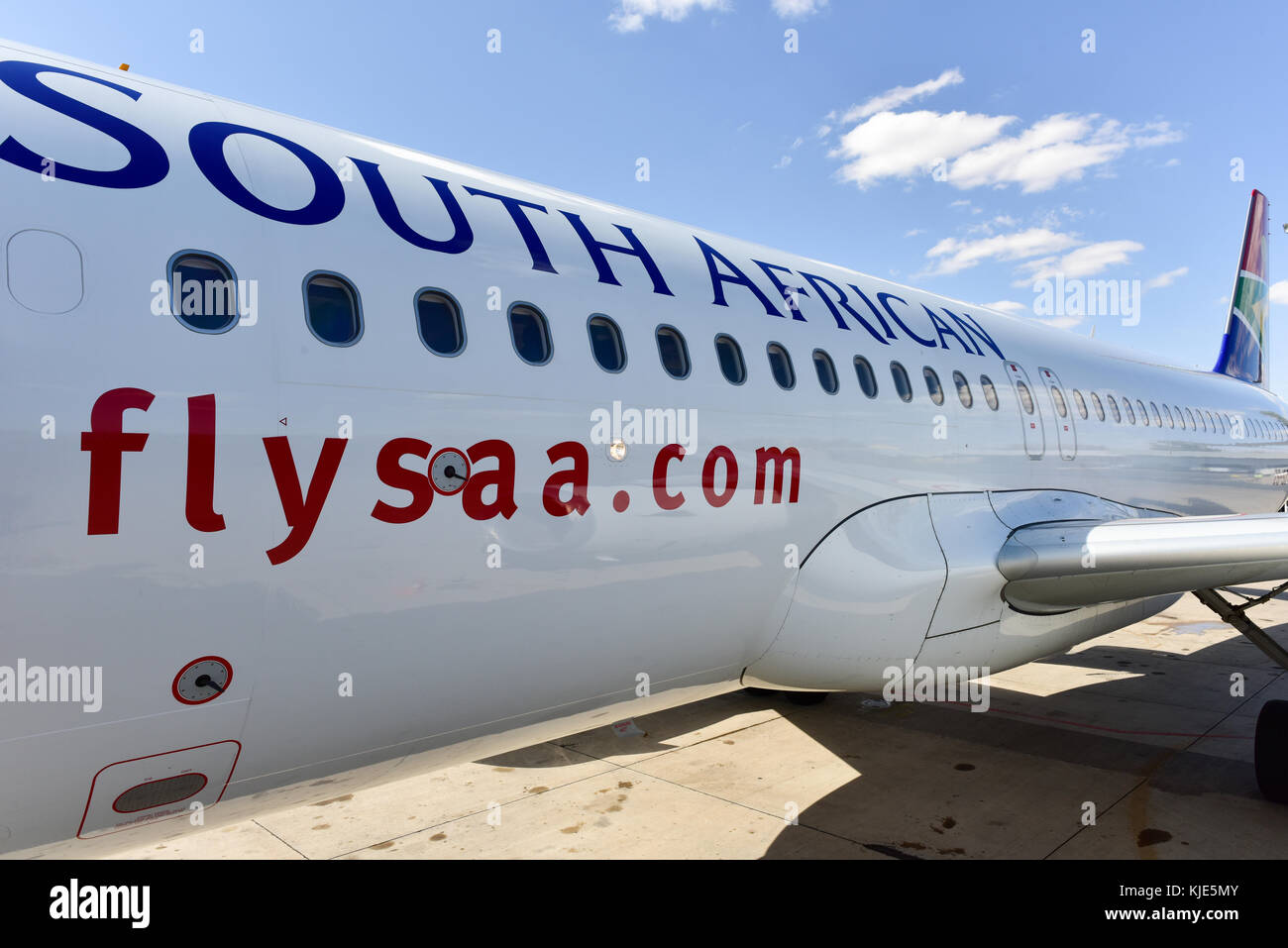 Windhoek, Namibia - 25. Mai 2015: South African Airlines Flugzeug auf der Landebahn in Windhoek, Namibia. South African Airways ist die nationale Fluggesellschaft ein Stockfoto