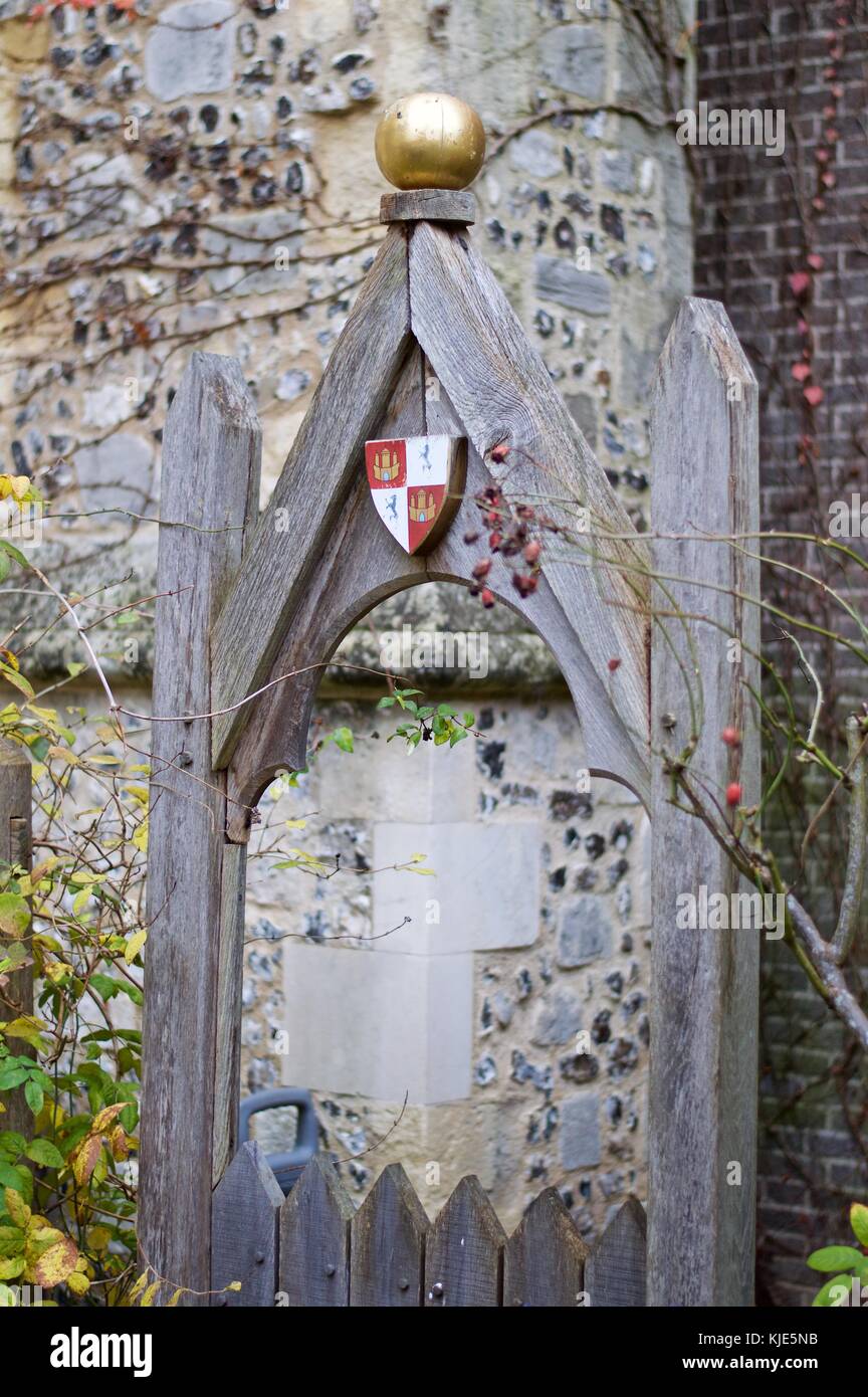 Crest auf ein Tor im Ziergarten der großen Halle, Winchester Castle, Winchester, Großbritannien Stockfoto