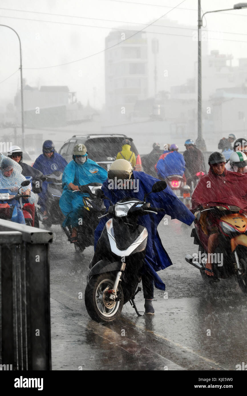 Ho Chi Minh City, asiatische Menschen Motorrad fahren, schwer bewegen im  schweren Regen, starker Wind aus schlechtes Wetter von tropischen niedriger  Druck nach Sturm, Viet Nam Stockfotografie - Alamy