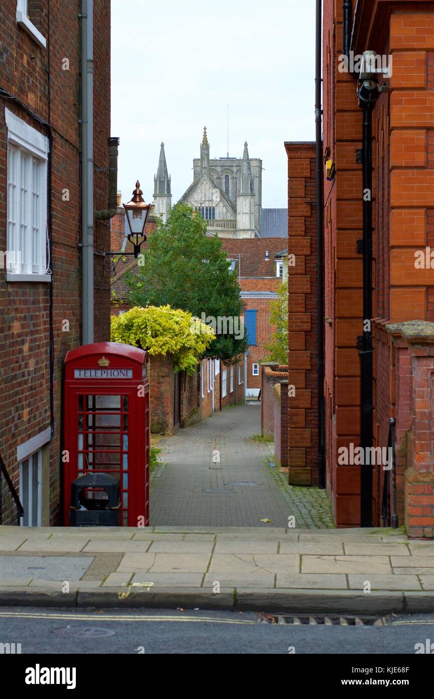 Blick auf Kathedrale von Winchester von St Thomas Passage mit roten Telefonzelle, Winchester, Großbritannien Stockfoto