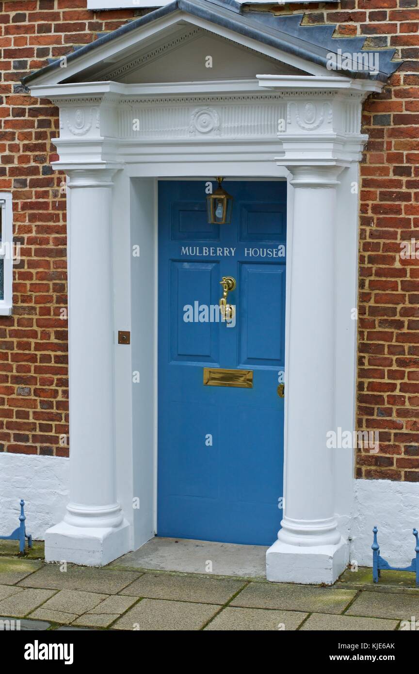 Blaue Tür Haus zu Mulberry, Winchester, Großbritannien Stockfoto