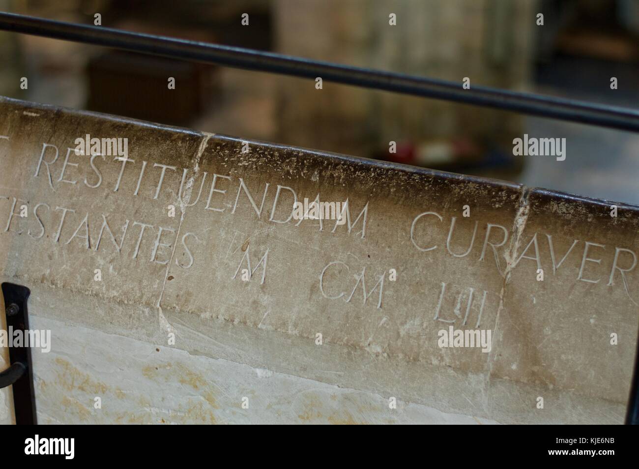 Lateinischer Text auf die Balustrade in der Kathedrale von Winchester, Großbritannien Stockfoto