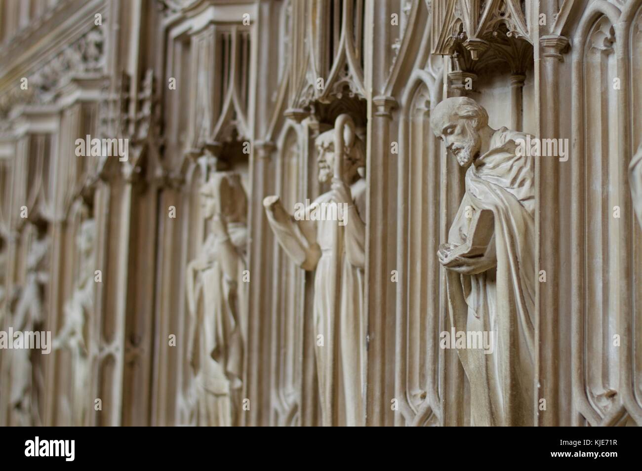 Marmorschnitzereien von Heiligen, Winchester Cathedral, Großbritannien Stockfoto