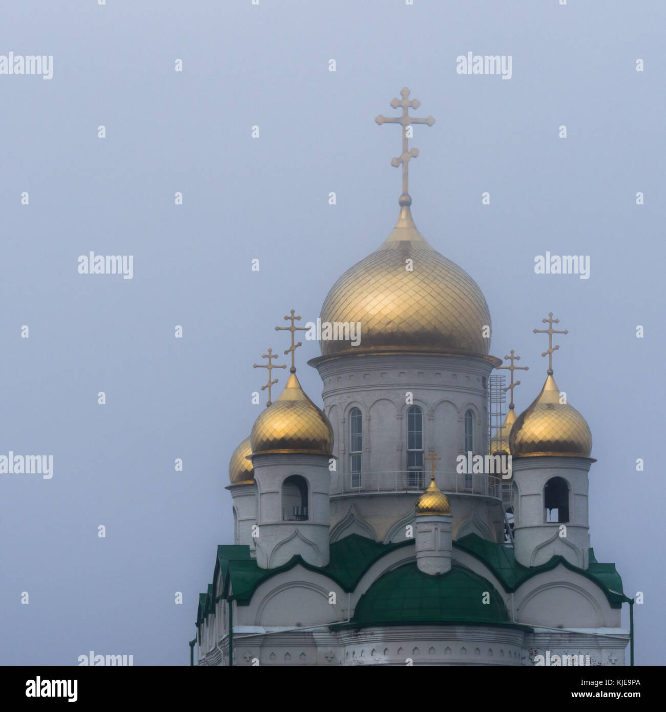 Goldenen Kuppeln der eine Russisch-orthodoxe Kirche in Barnaul, Russland, an einem nebligen Morgen Stockfoto