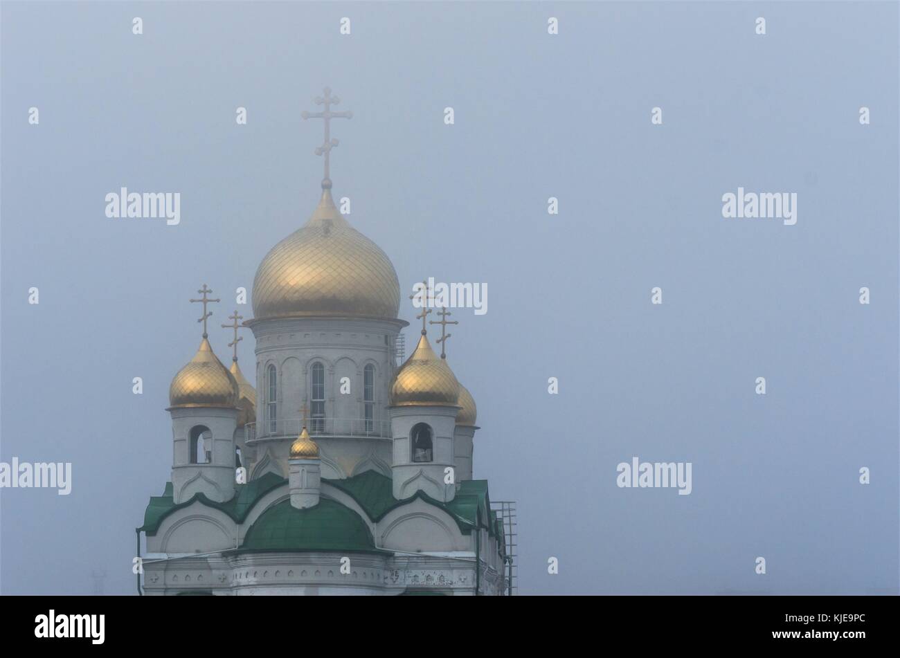 Goldenen Kuppeln der eine Russisch-orthodoxe Kirche in Barnaul, Russland, an einem nebligen Morgen Stockfoto