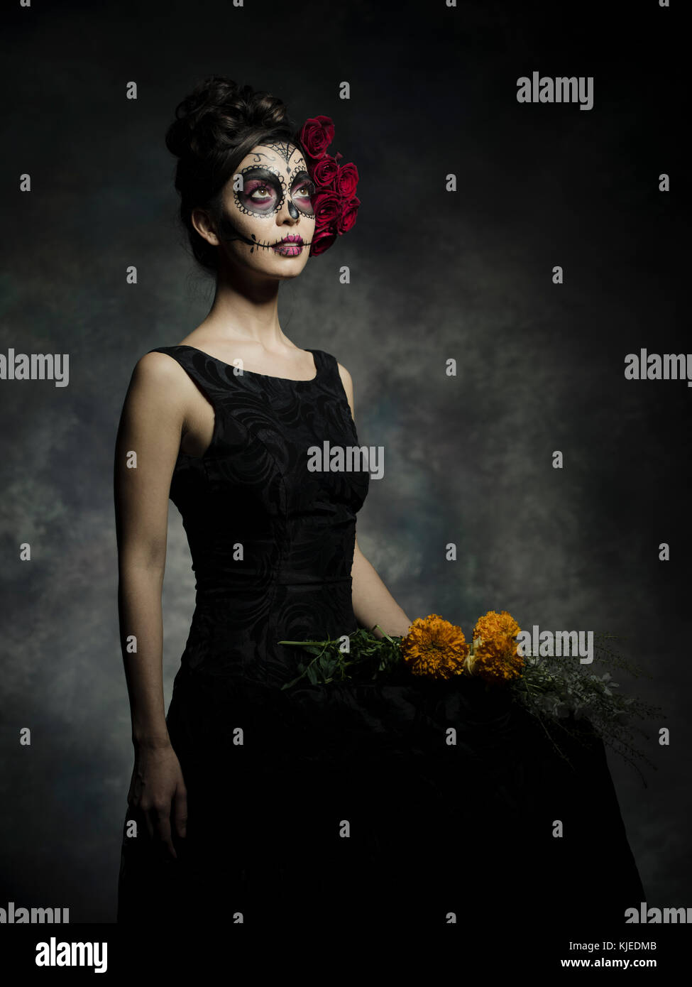 Schöne mexikanische amerikanische Frau feiern Día de los Muertos (Día de Muertos) ist der mexikanische Feiertag auch als Tag der Toten mit dem Schädel Make-up und Rosen im Stil von Catrina bekannt. Stockfoto