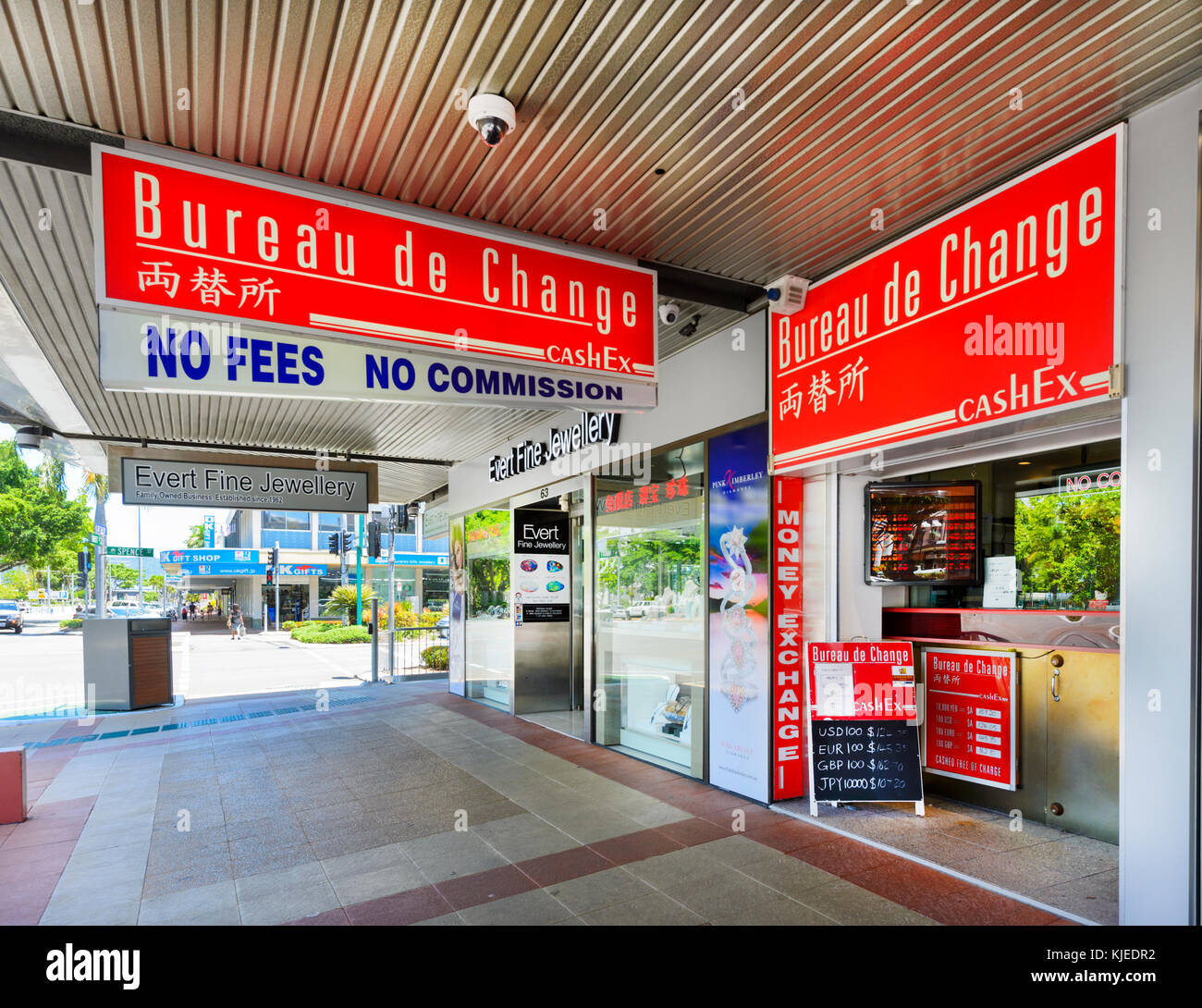 Bureau de Change mit Zeichen in Chinesisch, Cairns, Far North Queensland, FNQ, QLD, Australien Stockfoto