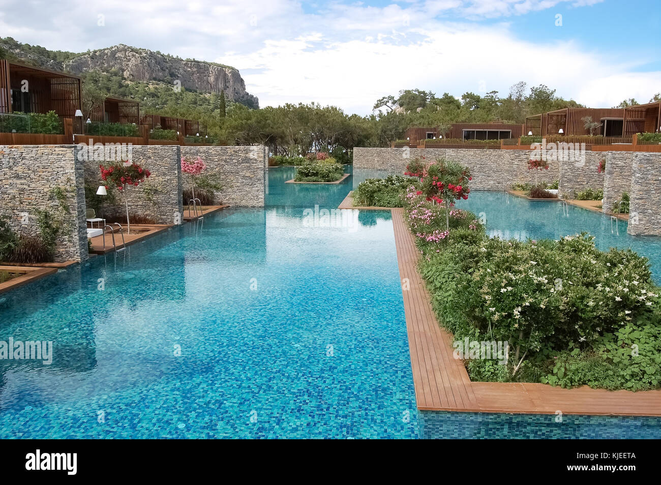 Kemer, Türkei - 30. Mai 2015: Blick auf den blauen Pool und die stilvolle Villen im Luxus hotel maxx Royal, Türkei. Stockfoto
