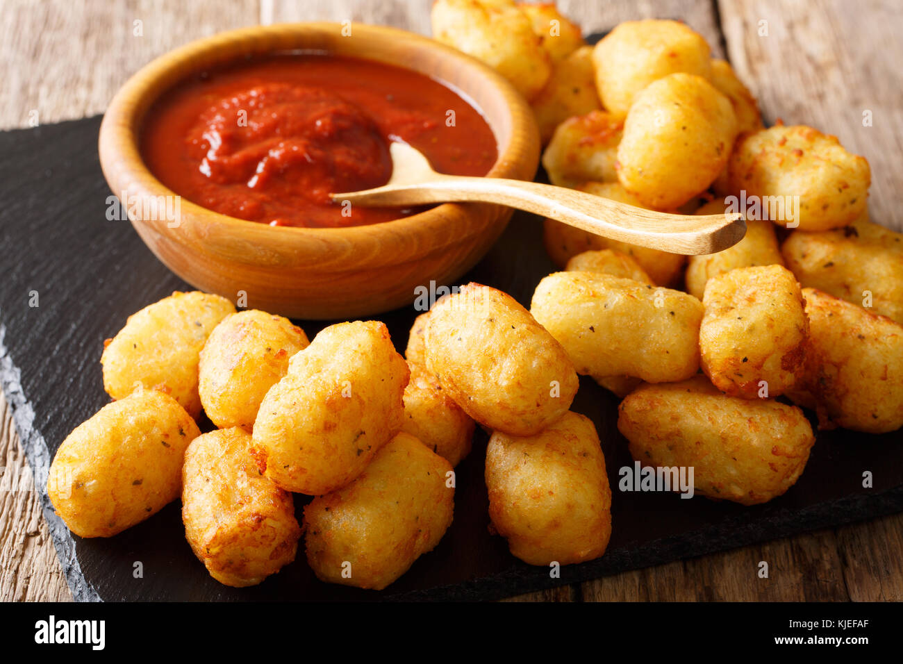 Frittierte Kartoffel Tater Tots und Ketchup close-up auf dem Tisch. Horizontale Stockfoto
