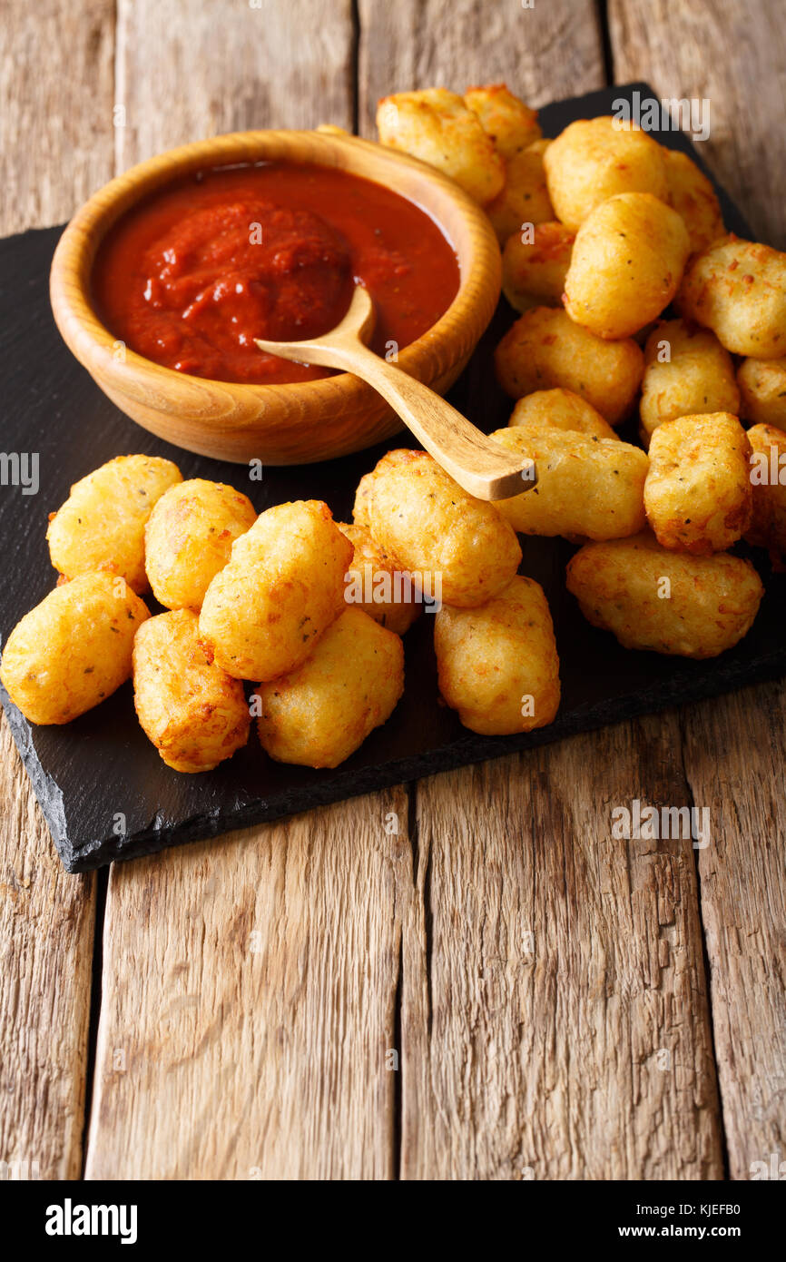Gebratene Kartoffeln Tater Tots und Ketchup close-up auf dem Tisch. Vertikale Stockfoto