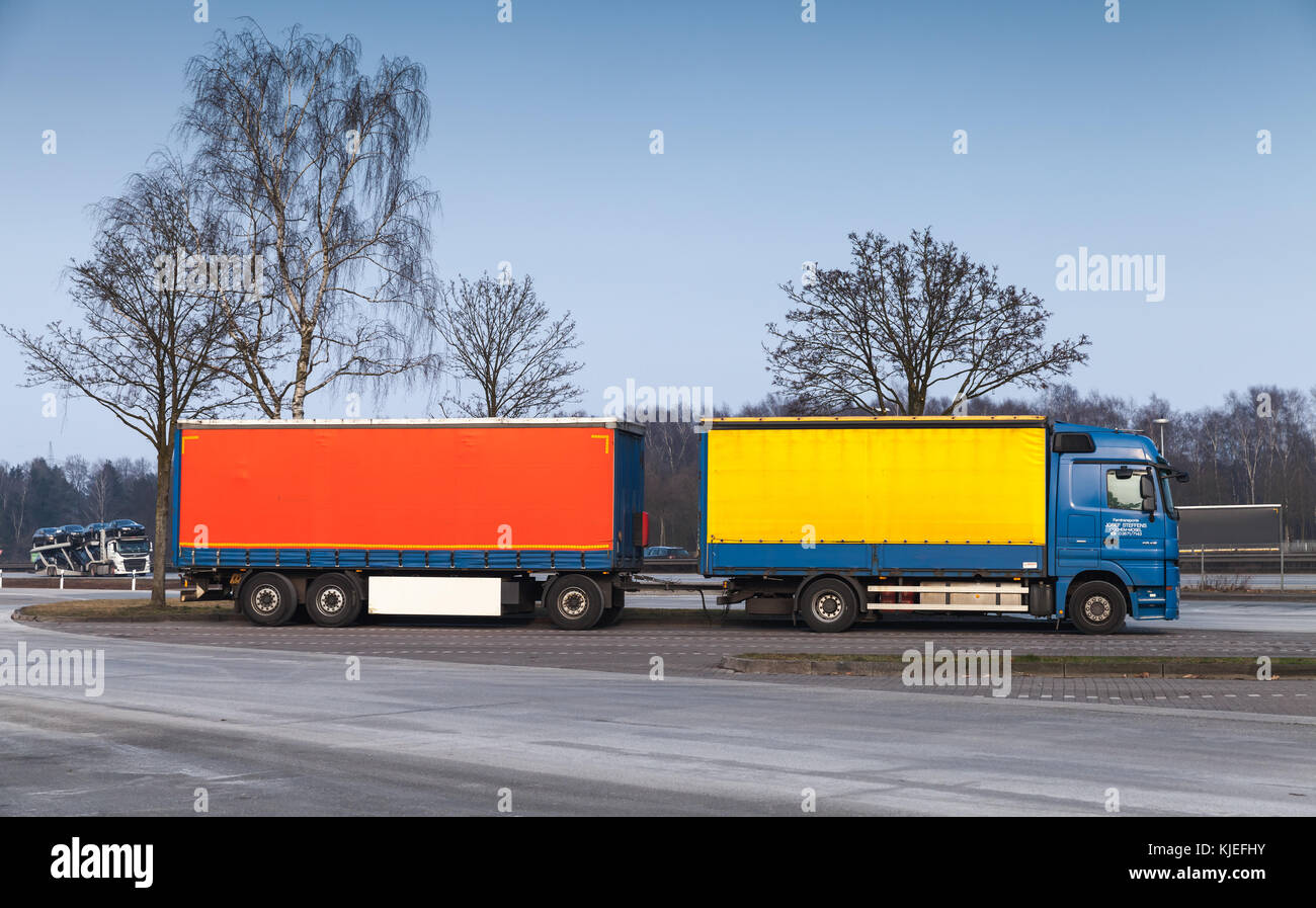 Hamburg, Deutschland - 10. Februar 2017: Nutzfahrzeug mit Anhänger steht am Straßenrand Stockfoto