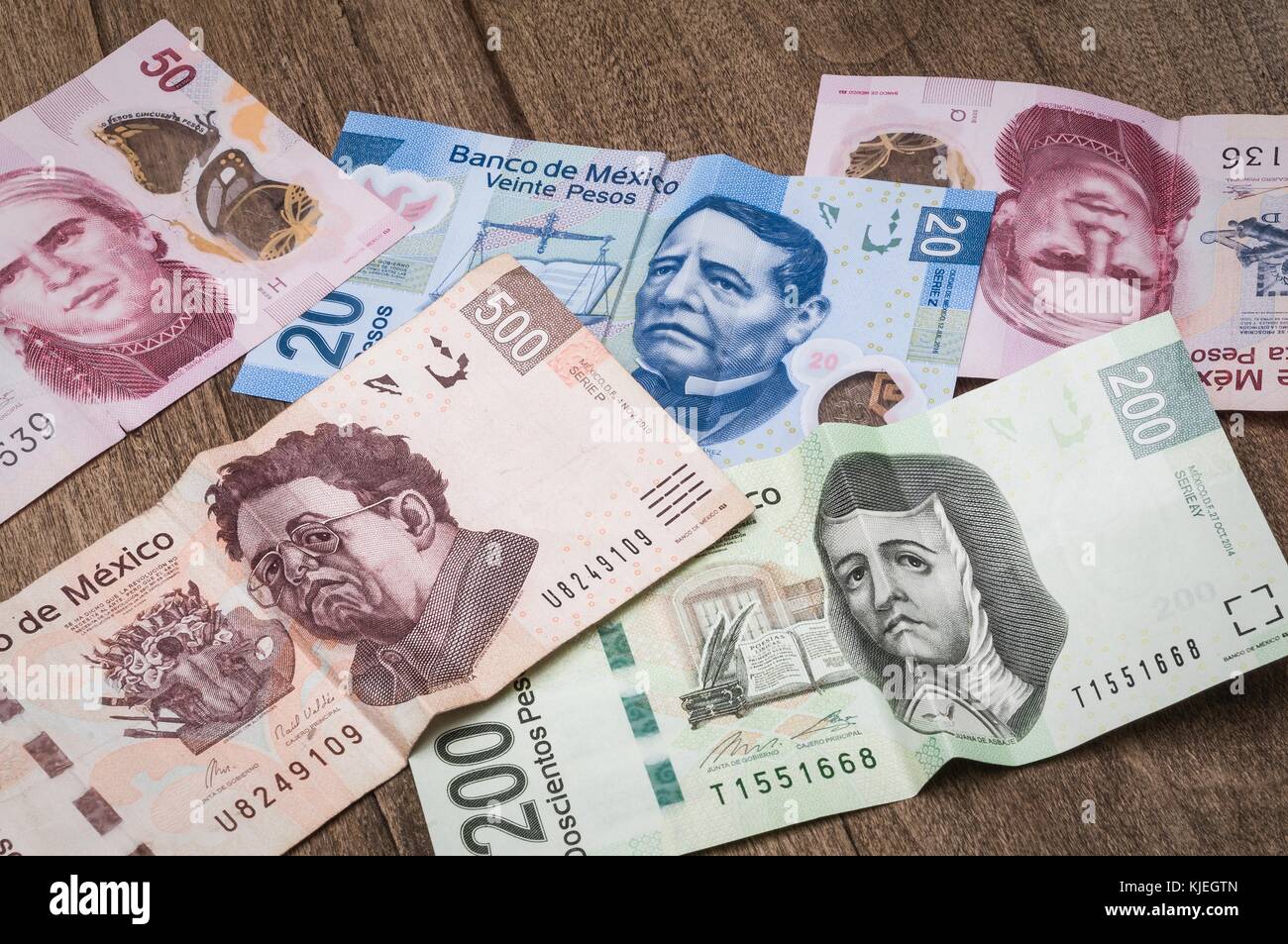 20, 50, 200 und 500 mexikanische Pesos Rechnungen erscheinen, traurig zu sein. Stockfoto