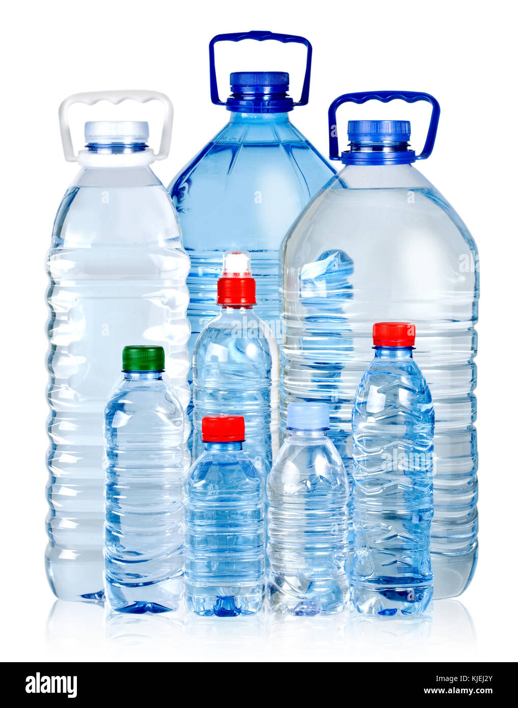 Verschiedene Flaschen Wasser auf weißem mit Freistellungspfad isoliert Stockfoto