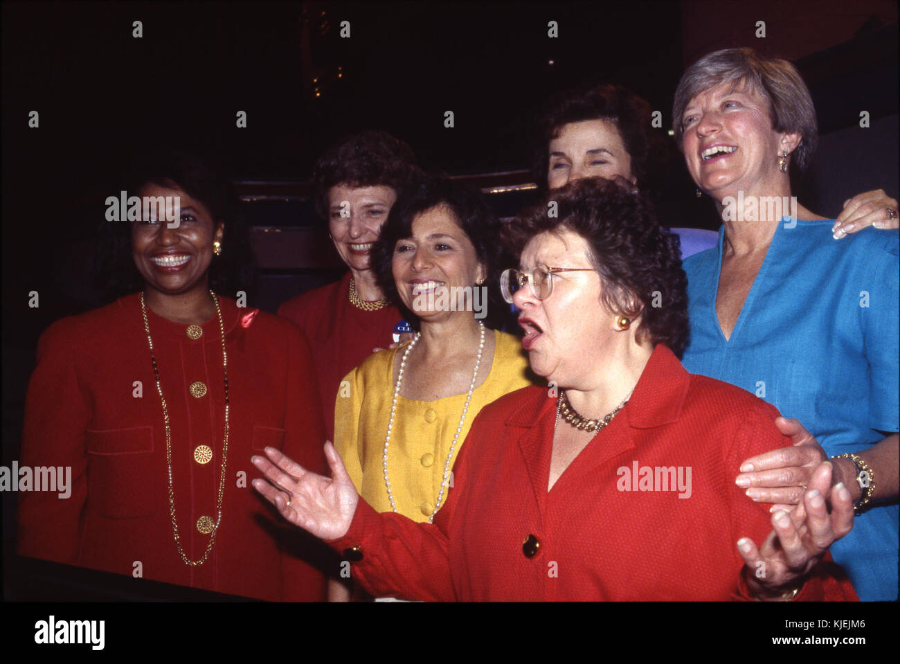 Senator Barbara Mikulski stehend mit Frauen senatorial Kandidaten (von links nach rechts) Carol Moseley Braun, Barbara Boxer, Senator Patty Murray und andere an der Democratic National Convention 1992, Madison Square Garden, New 0045 Stockfoto