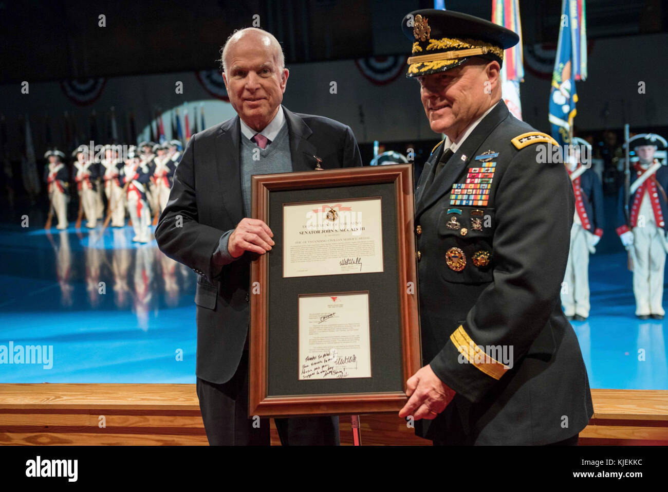 Gen. Mark A. Milley, 39th Stabschef der Armee, Hosts eine spezielle Twilight Tattoo leistung Senator John S. McCain III, für seine zu erkennen, über 63 Jahren des engagierten Einsatzes für die Nation und das US-Militär im Conmy Hall, Joint Base Myer-Henderson Hall, Va., Nov. 14, 2017. Senator McCain war der herausragende Zivildienst Medaille für seine außergewöhnliche freiwillige Beiträge für die United States Army und militärischen ausgezeichnet. (U.S. Armee Fotos von Pfc. Gabriel Silva) Stockfoto