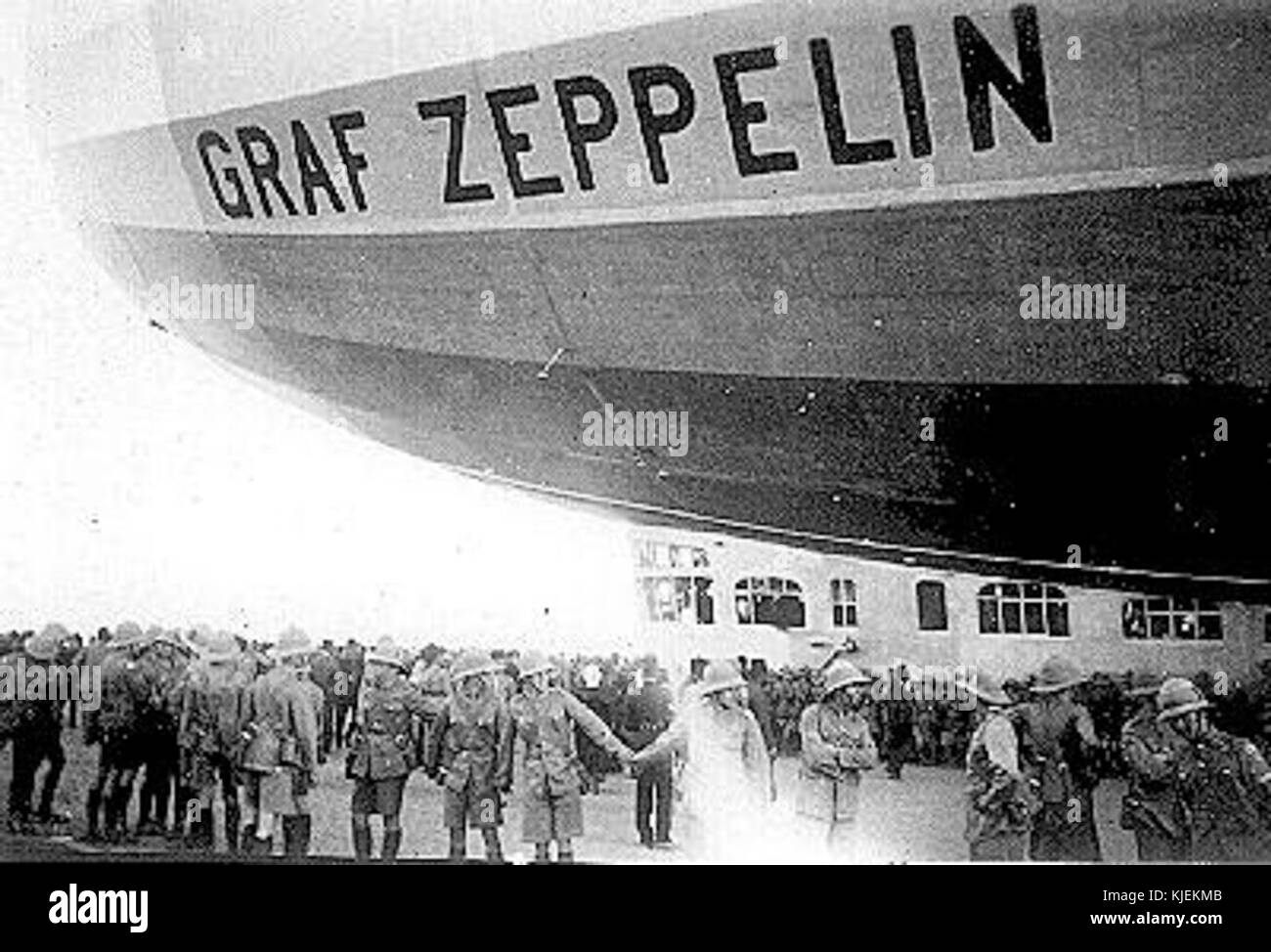 Dieses Bild zeigt den Graff Zeppelin, ein renommiertes Luftschiff, wahrscheinlich im Gebiet von Almaza, und zeigt seine große Struktur und seinen Einsatz in der Luft. Stockfoto