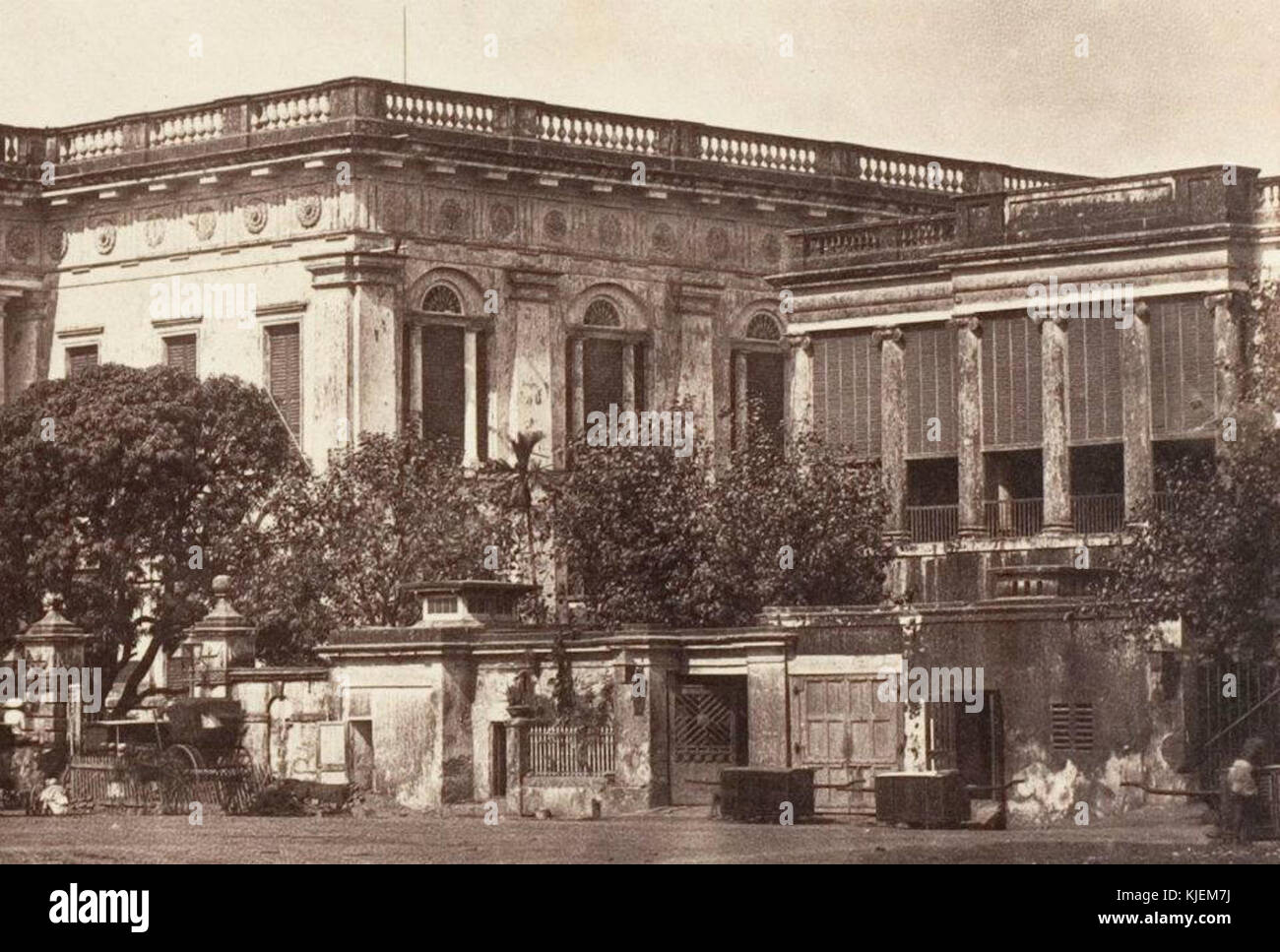 Dieses Bild des Rathauses in Kalkutta, das zwischen 1857 und 1861 erbaut wurde, zeigt die architektonische Pracht des kolonialen Indien. Das Rathaus ist ein wichtiges historisches Gebäude in Kalkutta, das den britischen Einfluss auf die städtische Entwicklung während der Kolonialzeit repräsentiert. Stockfoto