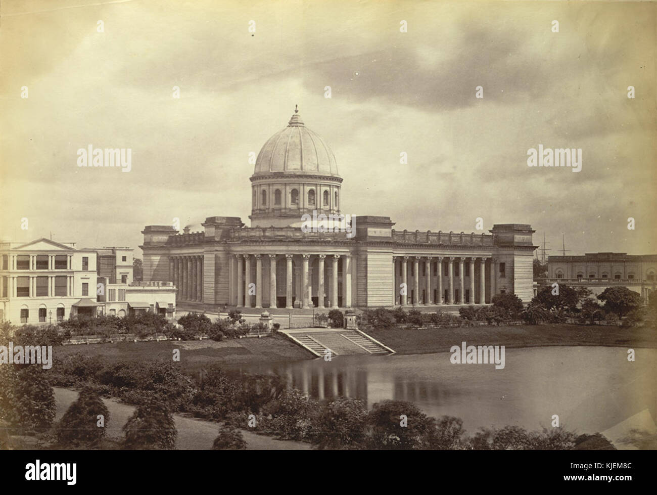 Dieses Bild zeigt das General Post Office (GPO) in Kalkutta (heute Kalkutta) im Jahr 1875. Das GPO, ein Gebäude aus der Kolonialzeit, spiegelt den damaligen architektonischen Stil und seine Rolle in der britischen Kolonialverwaltung wider. Stockfoto