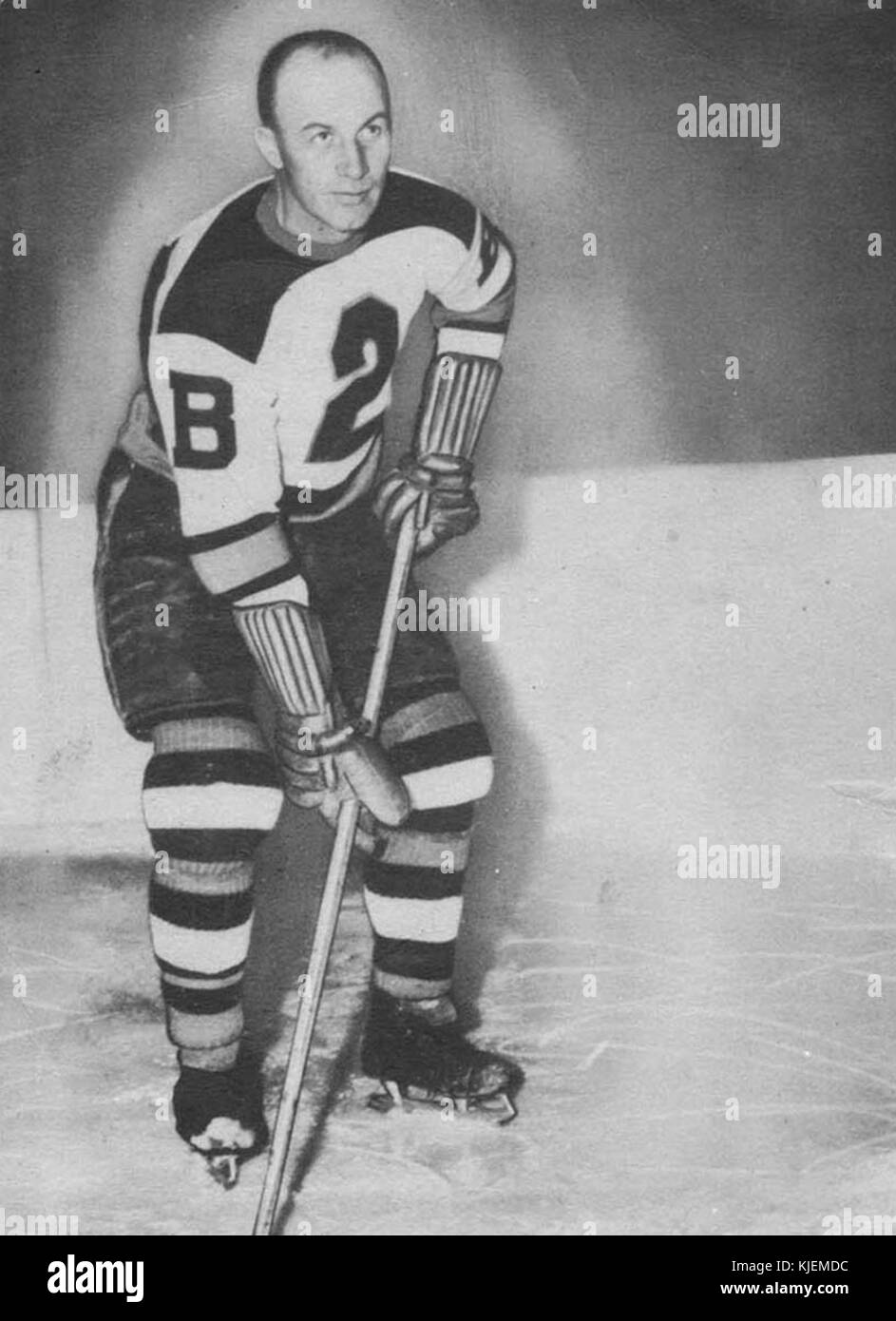 Ein Foto von Eddie Shore, einem professionellen Hockeyspieler, aufgenommen 1939. Das Bild unterstreicht Shore seine sportliche Form und Präsenz während seiner Karriere in der National Hockey League. Stockfoto