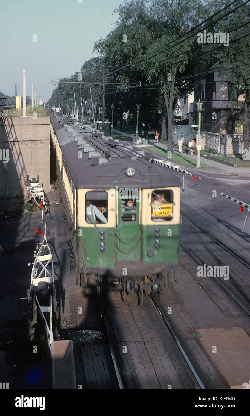 CTA in westlicher Richtung Lake Street L Anfahren der Oak Park Ave Station während der Euclid Avenue Bahnübergang in Oak Park, IL Kreuzung am 14. August 1962 (22432186001) Stockfoto