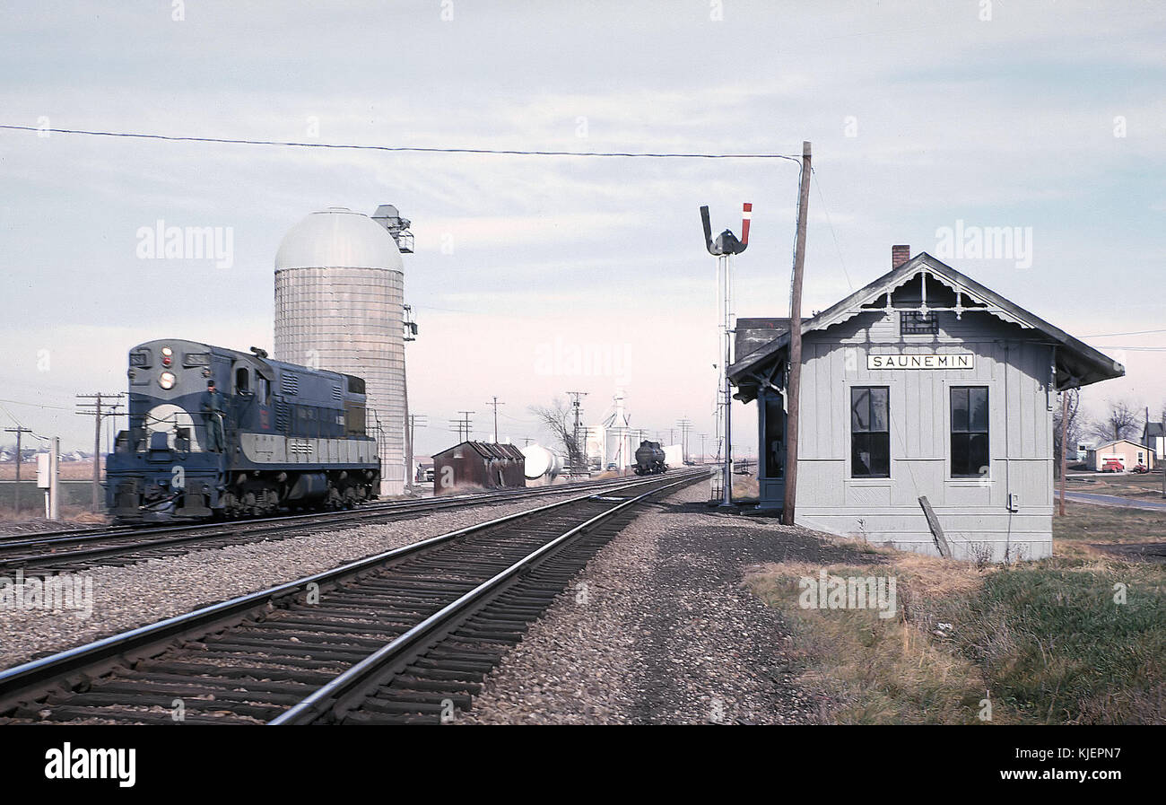 Dieses Foto zeigt den WAB 554 (FM H24 66, auch bekannt als Baby Trainmaster) Way Güterwechsel in Saunemin, Illinois, am 24. November 1962, der den Betrieb einer Lokomotive im Güterverkehr erfasst. Stockfoto