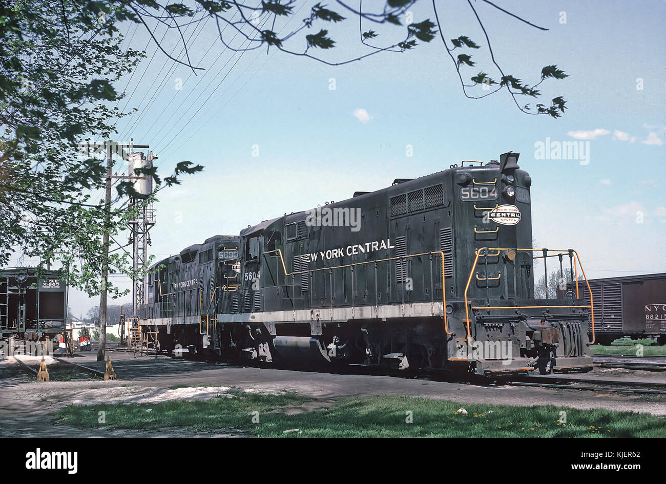 New York 5604 und 5600 (GP7s) Urbana, IL am 7. Mai 1966 (21879889363) Stockfoto