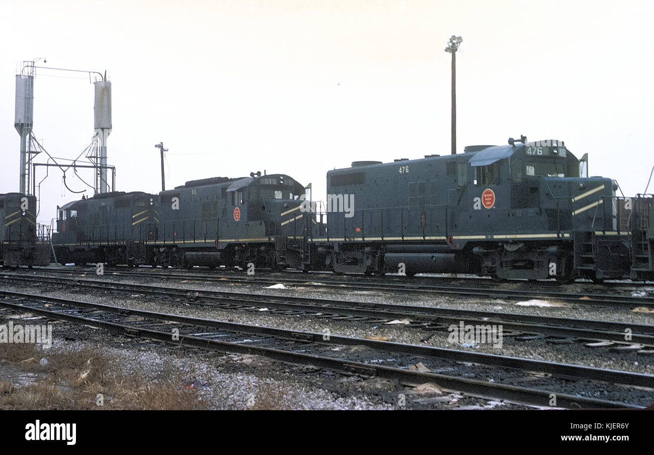 Missouri Pacific 476 (GP 20) über Alco Trucks in CCI Yard Center, Dolton, IL am 22. Dezember 1969 (22511947092) Stockfoto