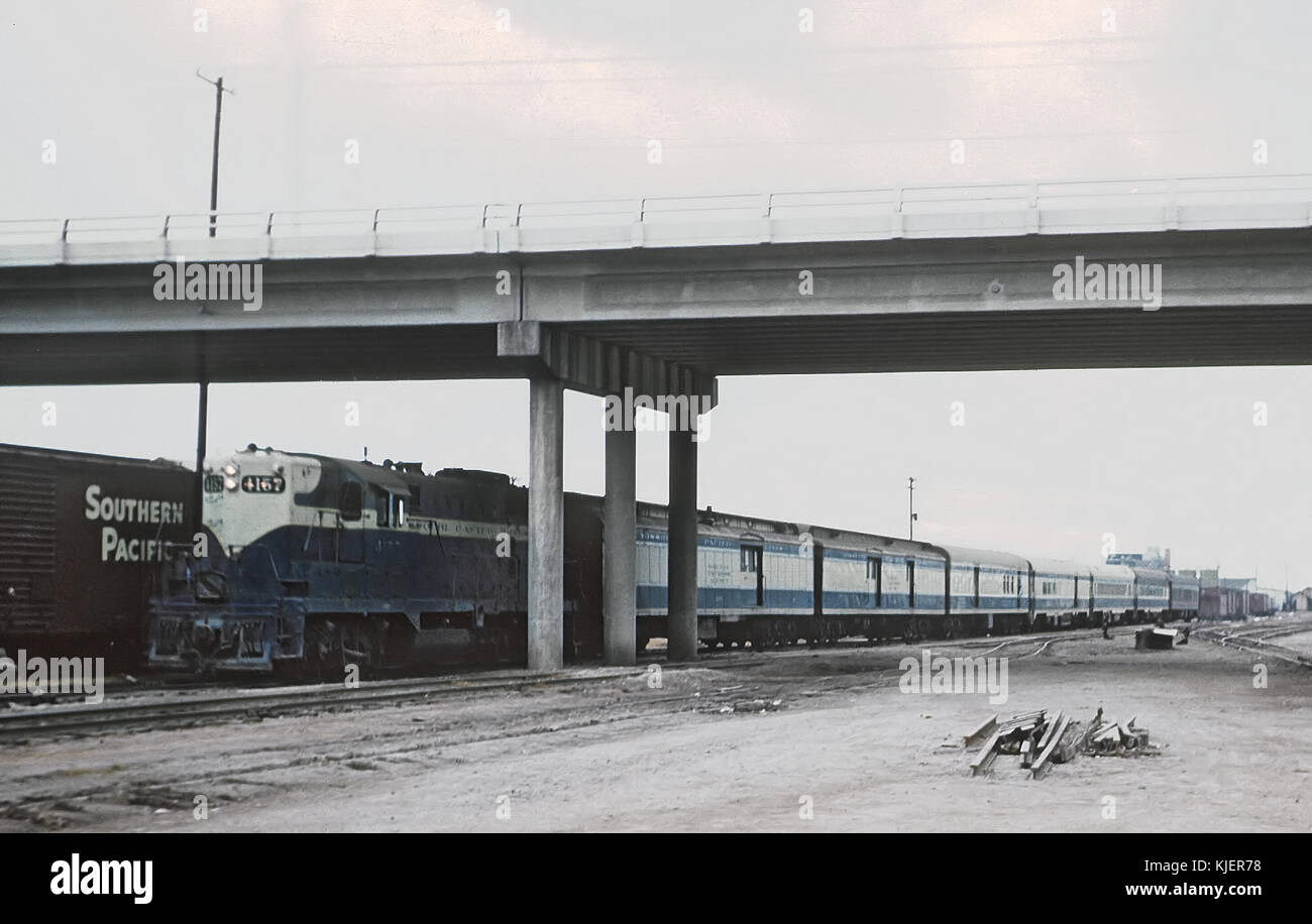 Missouri Pacific 4167 mit Zug 2, The Aztec Eagle in San Antonio Texas kommen in der alten Lackierung, 1960 (21904234053) Stockfoto