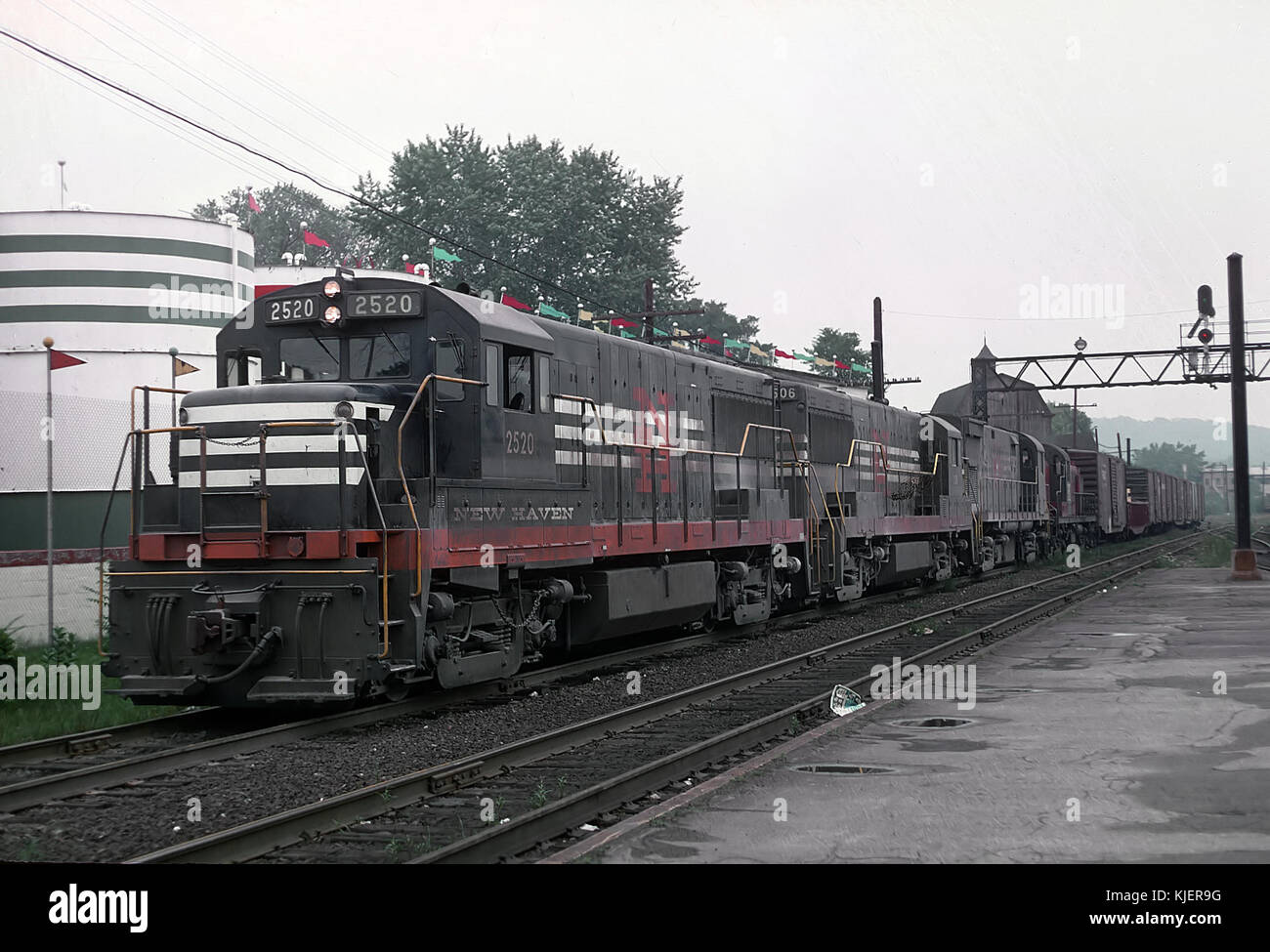 New Haven 2520 (U 25 B) in Danbury, CT auf Matbrook Freight Line, 28. Juli 1968 (22366087578) Stockfoto