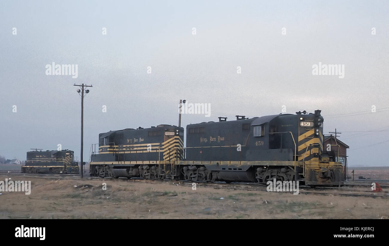 Nickel Plate Road (NKP) 459 und 514 (GP9s), Standort unbekannt, im November 1964 (22540235612) Stockfoto
