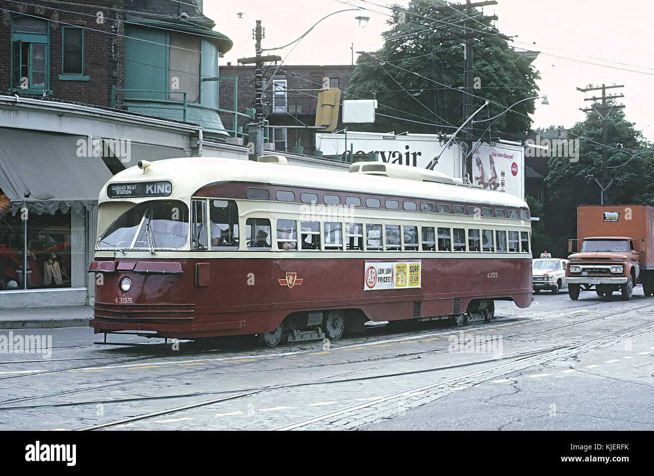 TTC 4355 (PCC) eine DUNDAS WEST BAHNHOF Auto König und Königin in Toronto, ONT am 4. Juli 1966 (22603794571) Stockfoto