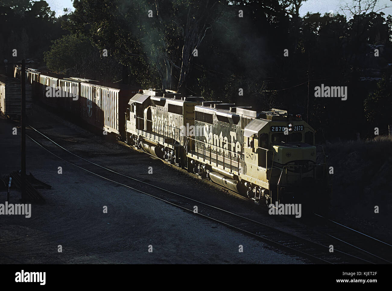 Dieses Foto vom 11. November 1986 zeigt die ATSF (Atchison, Topeka and Santa Fe Railway) in Pinole, Kalifornien, und erfasst die Industrie- und Verkehrsszene des späten 20. Jahrhunderts. Stockfoto