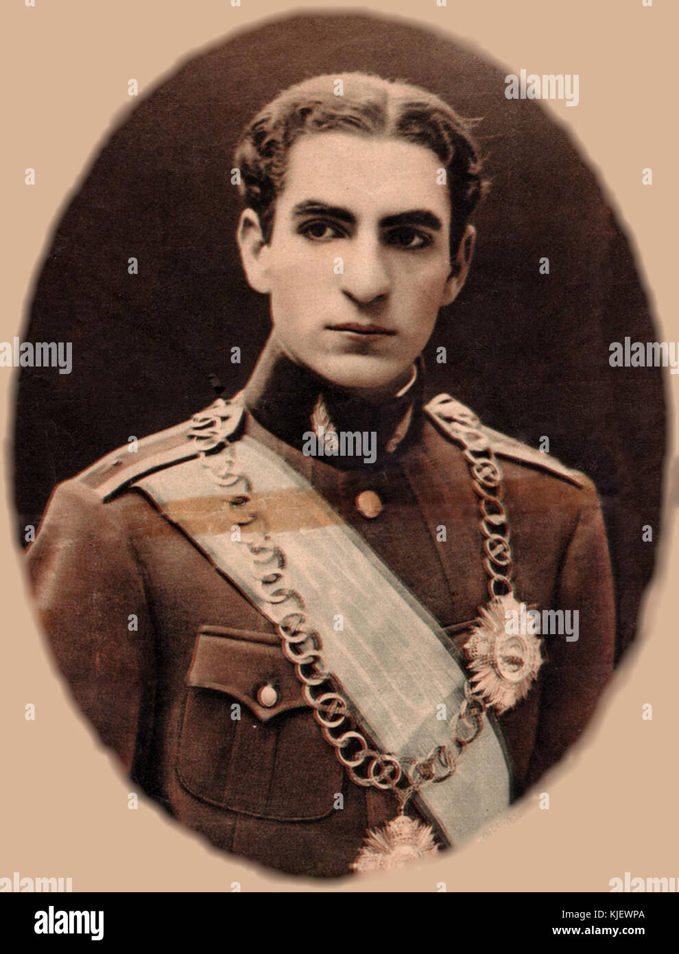 Die Pahlavi-Verlobung bezieht sich auf die offizielle Verlobung zwischen Mitgliedern der Pahlavi-Familie, insbesondere auf die Ereignisse rund um die Verlobung und Heirat innerhalb der iranischen Königsfamilie im 20. Jahrhundert. Stockfoto