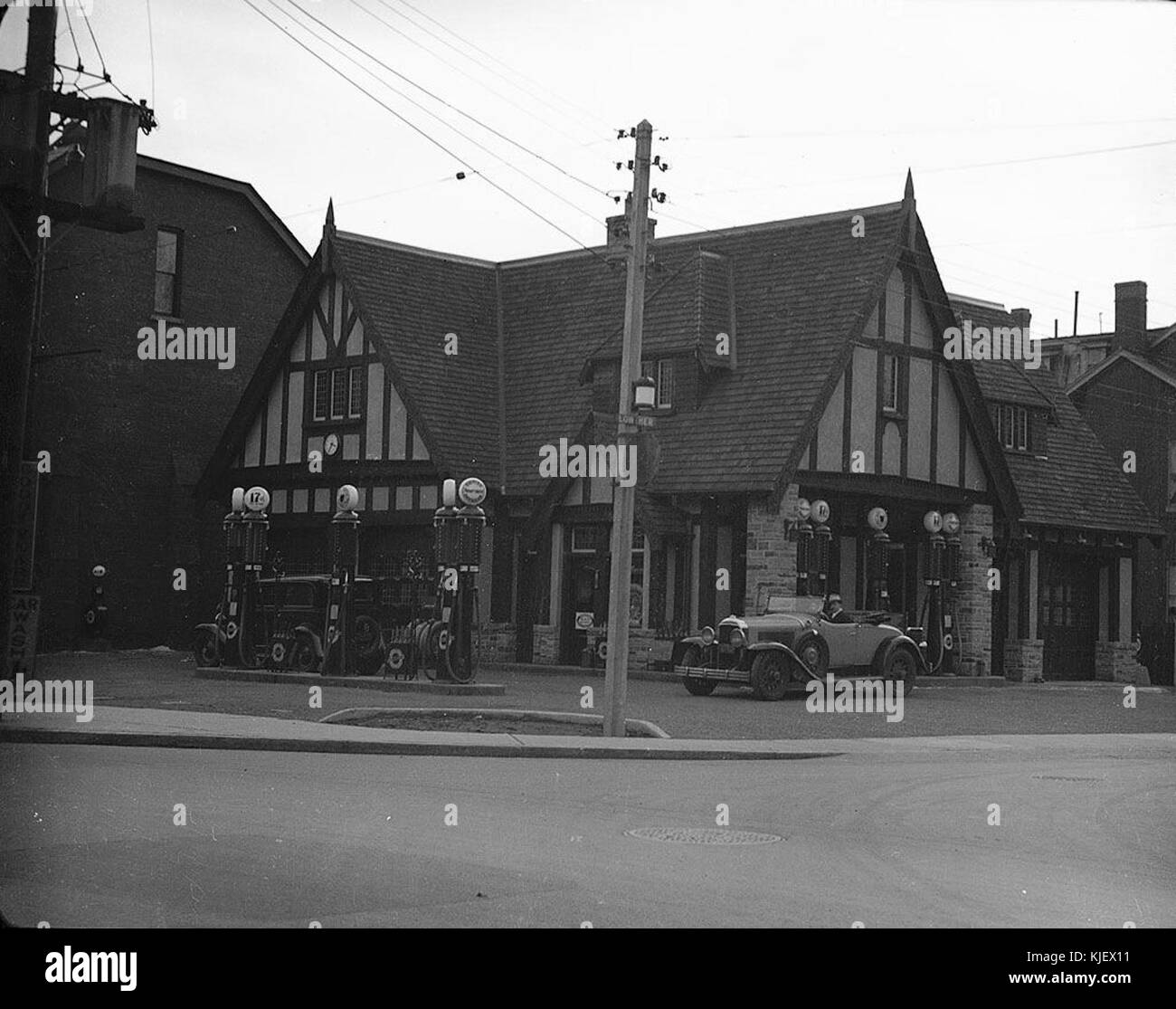 Dieses historische Bild zeigt die britische amerikanische Tankstelle an der Avenue Road und Lowther. Sie erfasst die Architektur der Tankstelle und ihren Platz in der Stadtlandschaft während ihrer Betriebszeit. Stockfoto