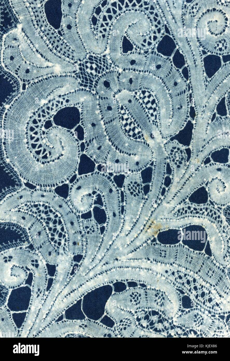 Eine Nahaufnahme Foto von Geflecht und Gewinde Spitze vor einem blauen Hintergrund, die Nähe des Foto erforderlich ist eine detaillierte Ansicht der komplizierten Nadel Arbeit erforderlich, um das Stück, 1869. Von der New York Public Library. Stockfoto