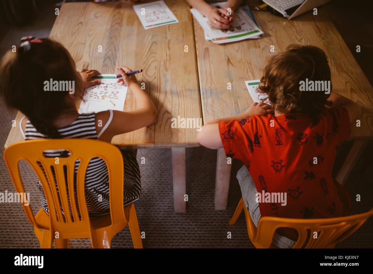 Kaukasische Junge und Mädchen am Tisch sitzen Färbung Stockfoto