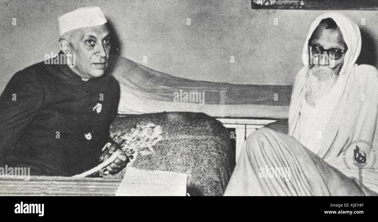 Jawaharlal Nehru mit Vinoba Bhave am Paunar Ashram Stockfoto