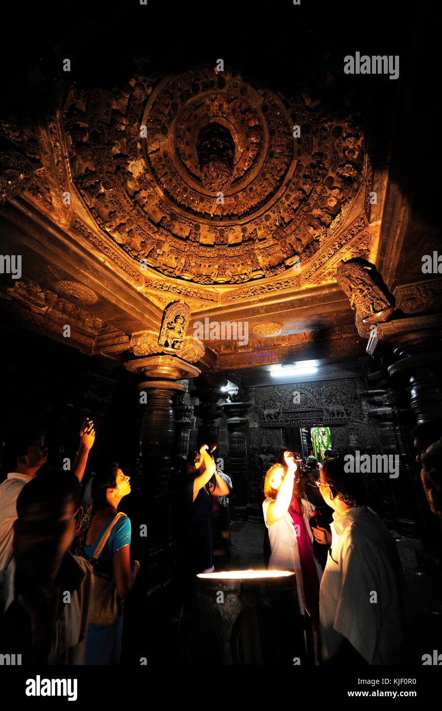 Touristen im Inneren des Chennakesava Tempel, Belur, Karnataka, Indien Stockfoto