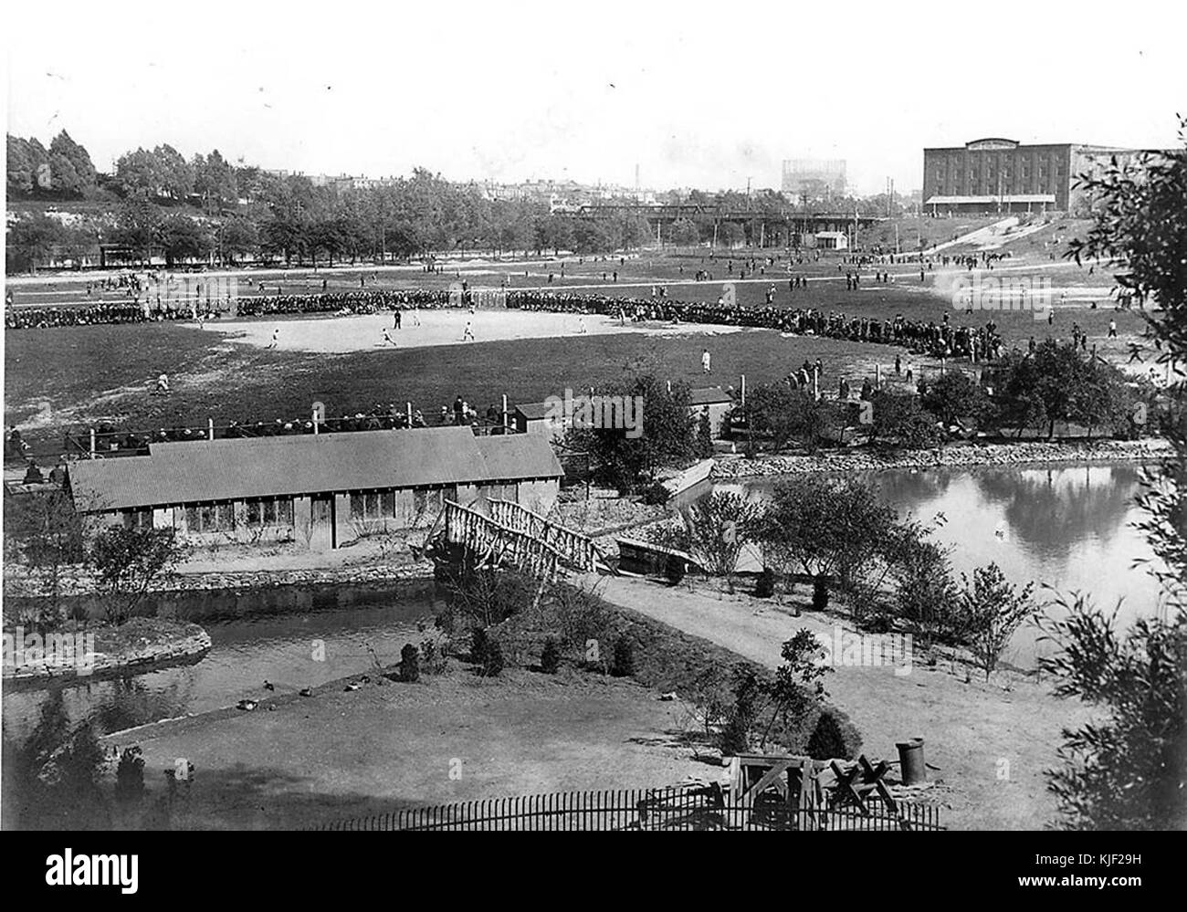 Ein Baseballspiel findet im Riverdale Park statt, in dem Teams bei einem klassischen Outdoor-Sportereignis antreten. Das Spiel findet in einem beliebten Erholungsgebiet statt, das eine sportliche Atmosphäre in der Gemeinde bietet. Stockfoto