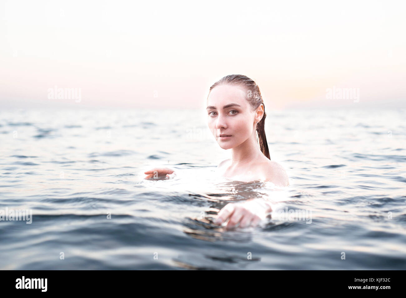 Portrait der ernsten Lage Frau schwimmen Stockfoto