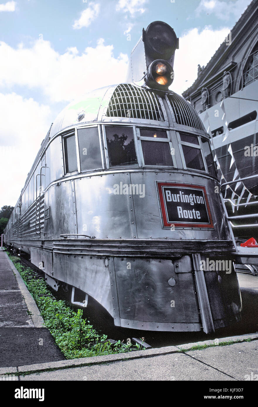 Im Juli 1984 Roger Puta fotografierte die CB&Q's Pioneer Zephyr (dann war es außerhalb von Chicago, Museum für Wissenschaft und Industrie) während der Feier zum 50. Jahrestag der historischen non stop (28975265392) Stockfoto